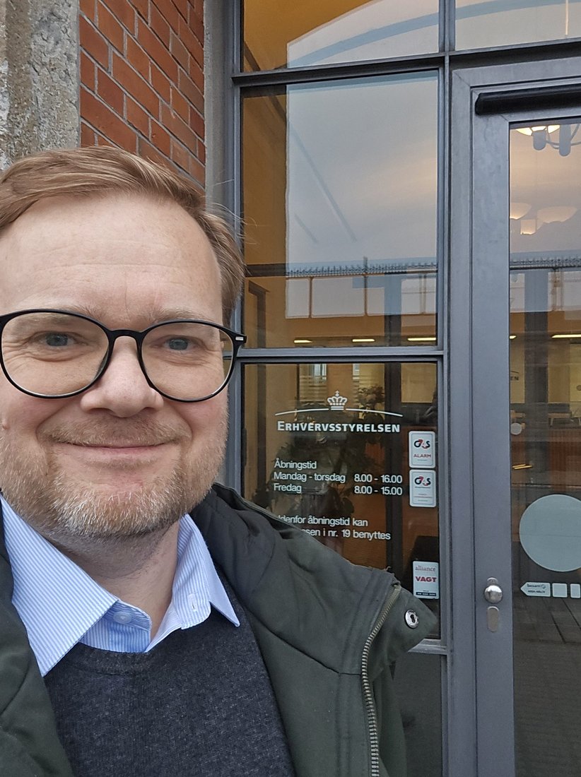 Kåre Bo Rasmussen foran Erhvervsstyrelsens indgang