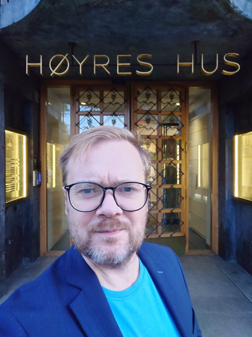 Kåre Bo Rasmussen foran Høyres Hus i Oslo, hvor Norstellas samhandlingsarena blev holdt 3. september 2026